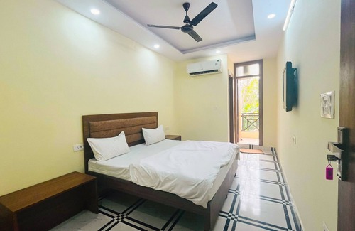 Shalimar Bagh Hotel | Roomshala 168 Startlight Suites