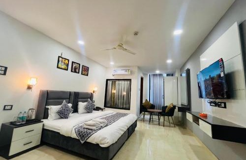 DLF Farms Hotel | Roomshala 183 Hotel Aroma