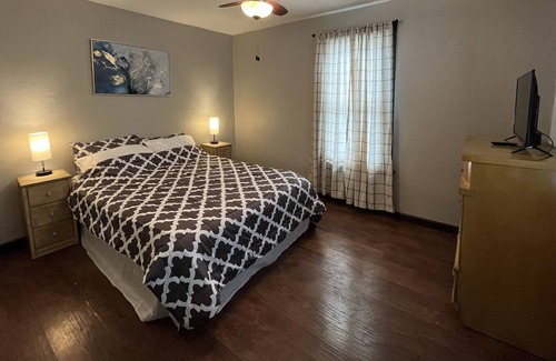 The Hill Casa | Roomy 1 Br House on The Hill! Mins to Attractions