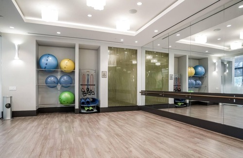 Eisenhower East Apartamento | Roomy 1BR in Alexandria with Gym and Rooftop Pool