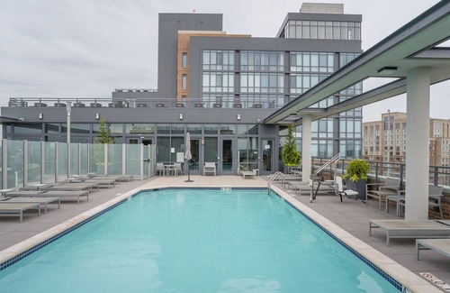 Eisenhower East Apartamento | Roomy 1BR in Alexandria with Gym and Rooftop Pool