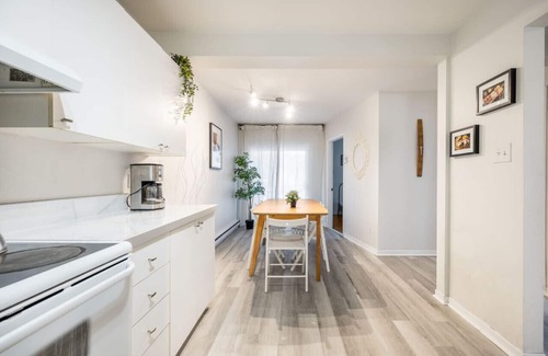Hochelaga Apartamento | Condominio reformado y totalmente amueblado cerca de metro con parking.