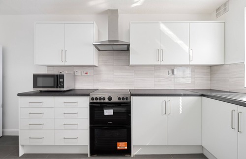 Hale Apartamento | Roomy 3 bedroom house, 2 baths Mill Hill