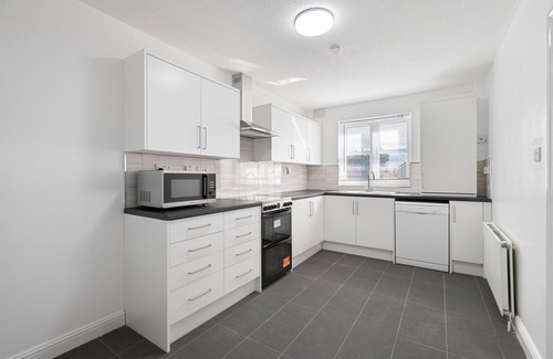 Hale Apartamento | Roomy 3 bedroom house, 2 baths Mill Hill