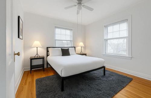 Rogers Park Apartamento | Roomy 3BR Apartment near Beach - Lunt 33-2N