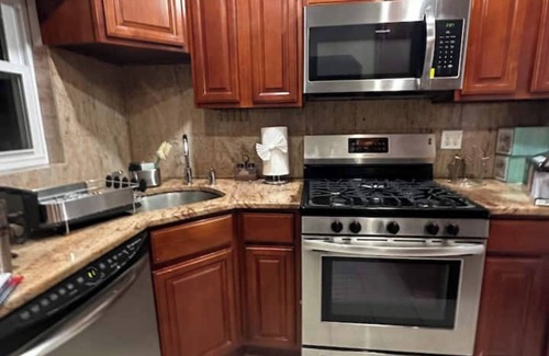 North Valley Stream Casa | Roomy 4BR 8 min to JFK