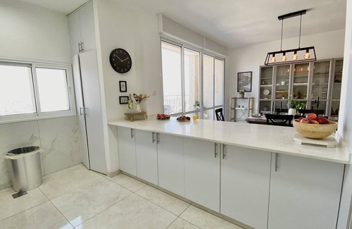 Jerusalem Apartamento | Roomy 4BR Bayit VeGan sunny 180 view balcony Apt