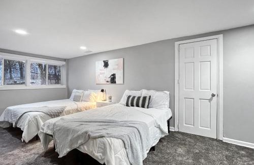 Des Moines Casa | Roomy 4br By Drake Sleeps 13 Huge Yard