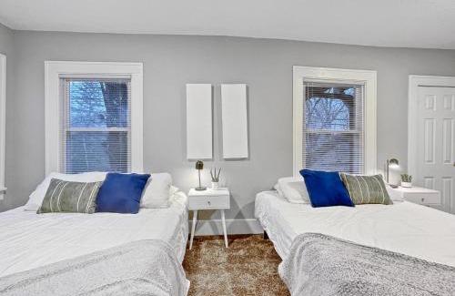Des Moines Casa | Roomy 4br By Drake Sleeps 13 Huge Yard