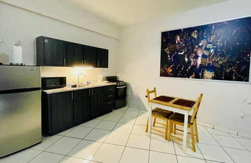Eleanor Roosevelt Apartamento | Nuevo listado, mejor valor, nuevos muebles y electrodomésticos con artes introductorias