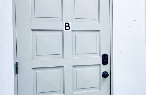 Eleanor Roosevelt Apartamento | Nuevo listado, mejor valor, nuevos muebles y electrodomésticos con artes introductorias