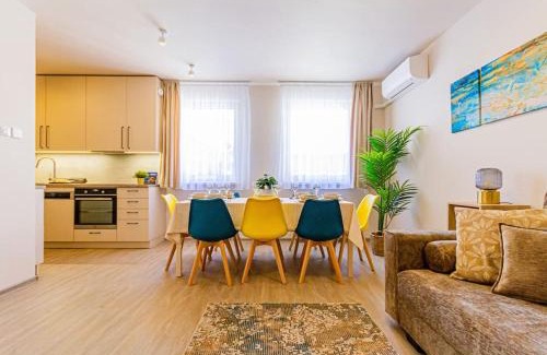 Ferencvaros Apartamento | Roomy apartment 80sqm at city center FREE PARKING space, AC & balcony, Separate AC in all four rooms