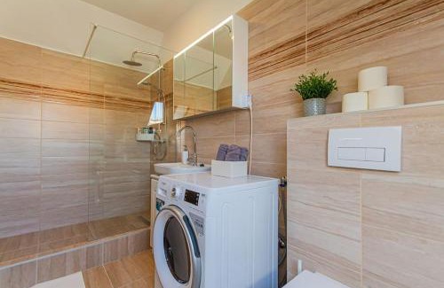 Ferencvaros Apartamento | Roomy apartment 80sqm at city center FREE PARKING space, AC & balcony, Separate AC in all four rooms