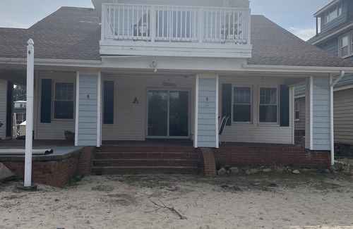 Cottage Line Apartamento | Roomy Beachfront Apartment! Game room, big deck, 2 bed/2 bath!