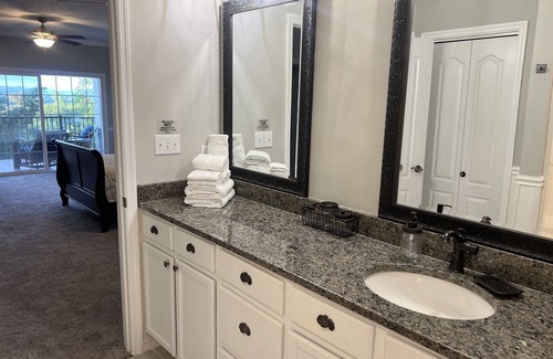 Kingston Condominio | Roomy Condo overlooking Watts Bar Lake and downtown Kingston