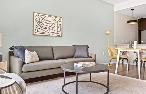 Congress Park Apartamento | Roomy Congress Park 1BR w/ Gym & Pool, near shops & dining, by Blueground