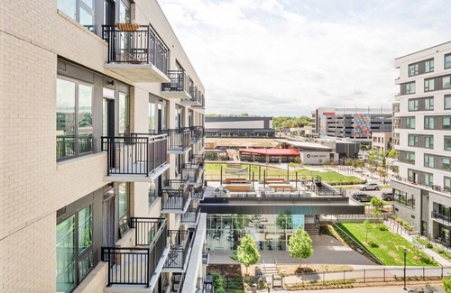 Congress Park Apartamento | Roomy Congress Park 1BR w/ Gym & Pool, near shops & dining, by Blueground