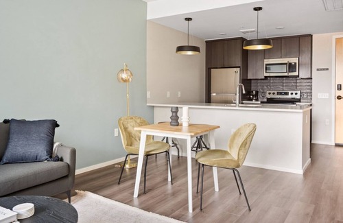 Congress Park Apartamento | Roomy Congress Park 1BR w/ Gym & Pool, near shops & dining, by Blueground