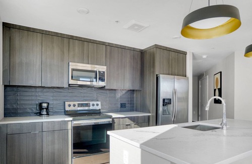 Congress Park Apartamento | Roomy Congress Park 2BR w/ Gym & Pool, near shops & dining, by Blueground