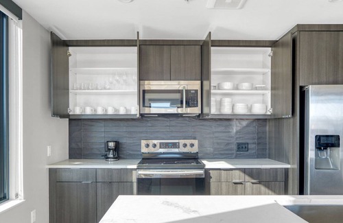Congress Park Apartamento | Roomy Congress Park 2BR w/ Gym & Pool, near shops & dining, by Blueground