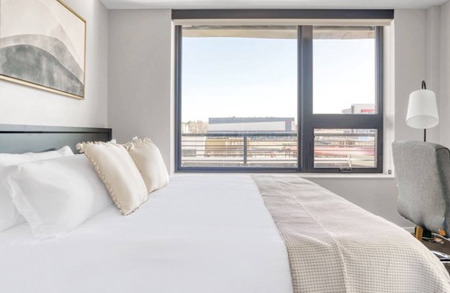 Congress Park Apartamento | Roomy Congress Park 2BR w/ Gym & Pool, near shops & dining, by Blueground