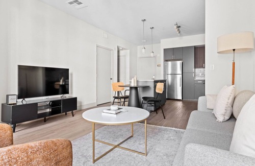 Fremont Apartamento | Roomy Fremont 1BR w/ Roof Deck, Pool & Spa, near TJ & WF, by Blueground