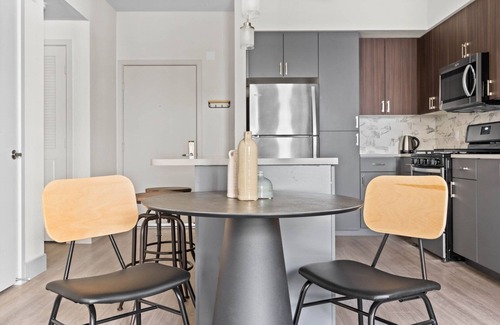 Fremont Apartamento | Roomy Fremont 1BR w/ Roof Deck, Pool & Spa, near TJ & WF, by Blueground