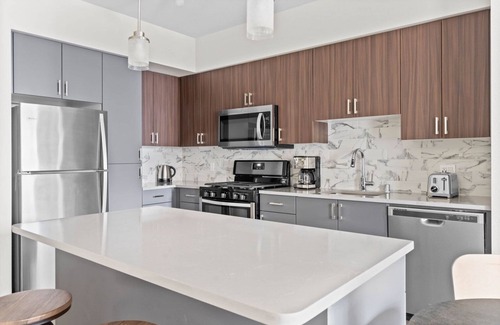 Fremont Apartamento | Roomy Fremont 1BR w/ Roof Deck, Pool & Spa, near TJ & WF, by Blueground