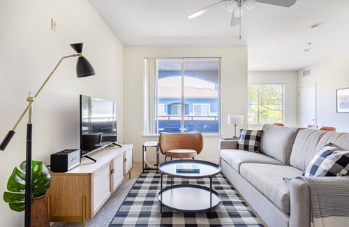 Fremont Apartamento | Roomy Fremont 3BR w/ Pool, Gym, W/D, near TJ, WF, BART, by Blueground