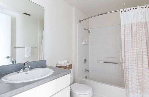 Fremont Apartamento | Roomy Fremont 3BR w/ Pool, Gym, W/D, near TJ, WF, BART, by Blueground