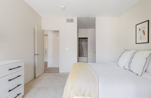 Fremont Apartamento | Roomy Fremont 3BR w/ Pool, Gym, W/D, near TJ, WF, BART, by Blueground