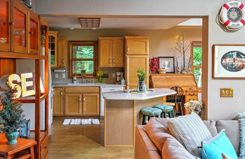 Egg Harbor Casa | Egg Harbor Home con cubierta en 2 acres - 12 minutos al lago