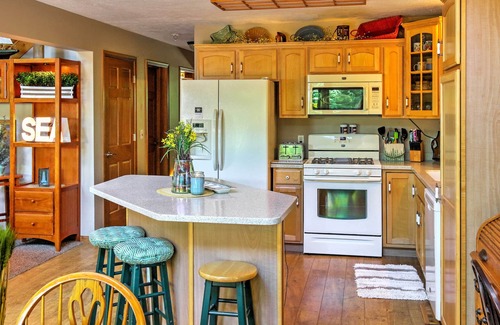 Egg Harbor Casa | Egg Harbor Home con cubierta en 2 acres - 12 minutos al lago