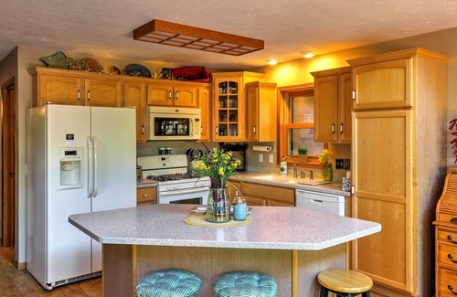 Egg Harbor Casa | Egg Harbor Home con cubierta en 2 acres - 12 minutos al lago