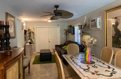 Naples Apartamento | Roomy Recently Renovated Apt.