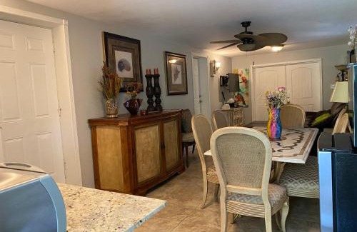 Naples Apartamento | Roomy Recently Renovated Apt.
