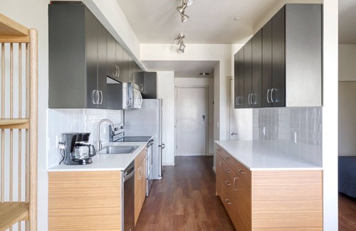 Downtown Apartamento | Roomy Redmond 1BR w/ Gym, W/D & Courtyard, near buses, by Blueground