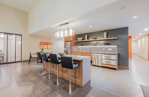Downtown Apartamento | Roomy Redmond 1BR w/ Gym, W/D & Courtyard, near buses, by Blueground