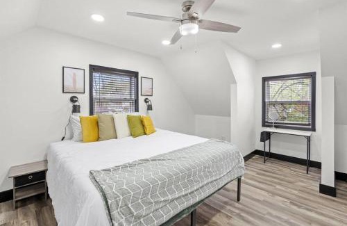 Chesterton Casa | Roomy Retreat-Family & Friends 2 King Bed Game Room