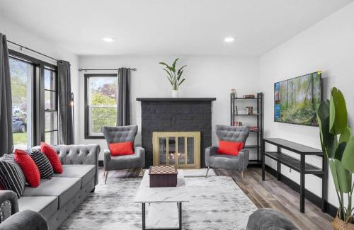 Chesterton Casa | Roomy Retreat-Family & Friends 2 King Bed Game Room