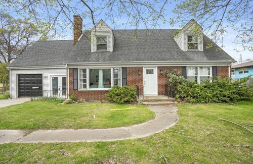 Chesterton Casa | Roomy Retreat-Family & Friends 2 King Bed Game Room