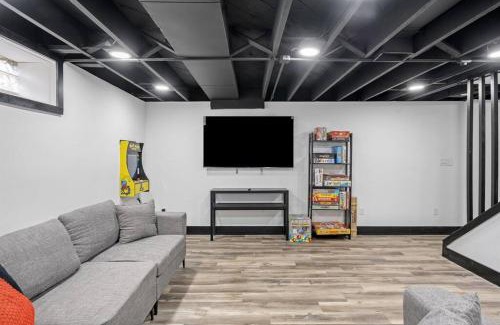 Chesterton Casa | Roomy Retreat-Family & Friends 2 King Bed Game Room