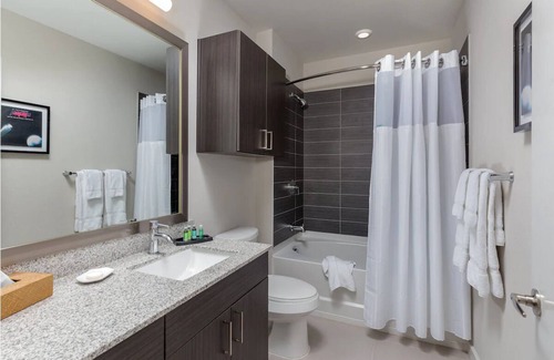 West End Complejo | Roomy Studio at Austin Resort! Complete with Rooftop Pool, Fire Pit, and More!