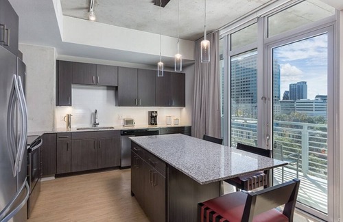West End Complejo | Roomy Studio at Austin Resort! Complete with Rooftop Pool, Fire Pit, and More!