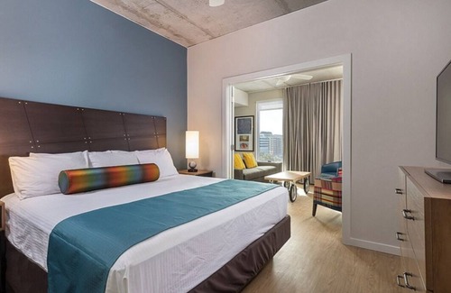 West End Complejo | Roomy Studio at Austin Resort! Complete with Rooftop Pool, Fire Pit, and More!
