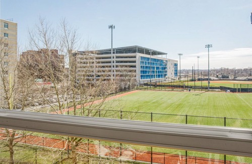 Dorchester Apartamento | Roomy Symphony 1BR w/ Doorman & Business Center, near MFA, by Blueground