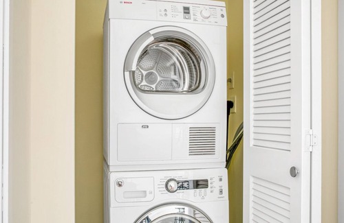 Dorchester Apartamento | Roomy Symphony 1BR w/ Doorman & Business Center, near MFA, by Blueground