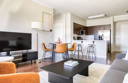 Warner Center Apartamento | Roomy Woodland Hills 2BR w/ Pool & Gym, near Warner Center, by Blueground