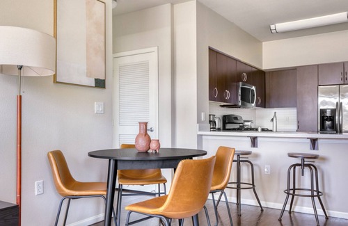 Warner Center Apartamento | Roomy Woodland Hills 2BR w/ Pool & Gym, near Warner Center, by Blueground