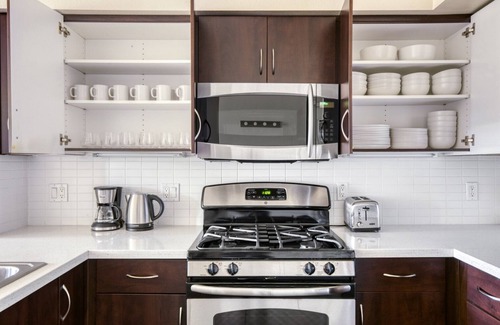Warner Center Apartamento | Roomy Woodland Hills 2BR w/ Pool & Gym, near Warner Center, by Blueground